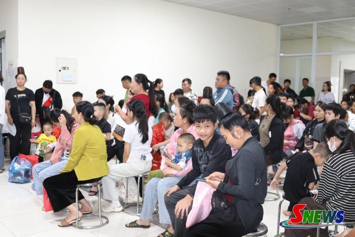Các gia đình đưa trẻ đến khám dị tật.