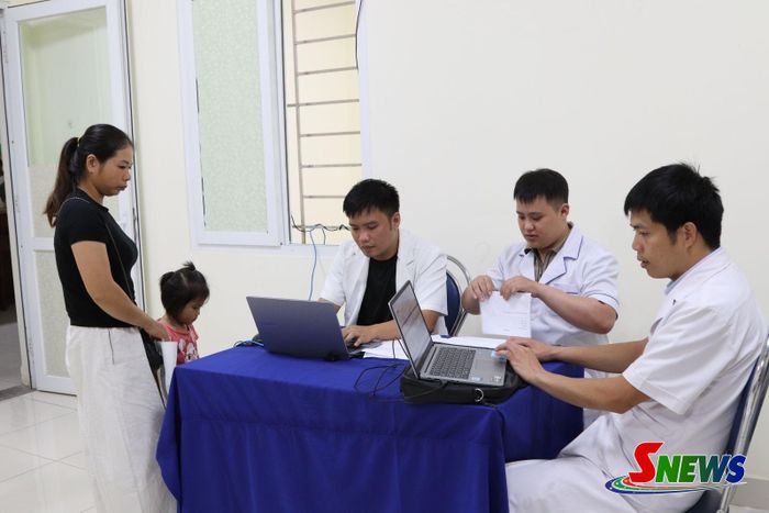 Trẻ được làm thủ tục khám và phẫu thuật.