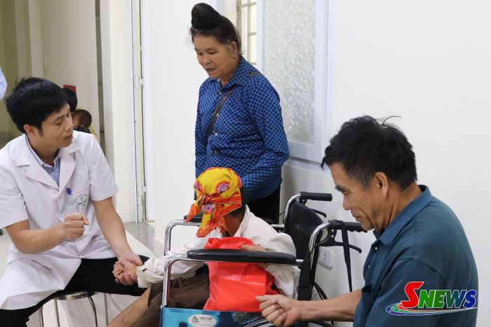 Bác sĩ khám sàng lọc cho trẻ bị dị tật.