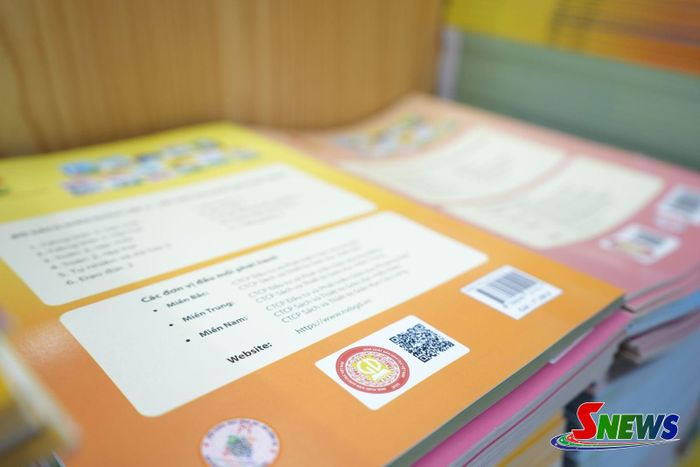 Sách giáo khoa được dán tem chống giả tích hợp mã định danh theo từng vùng để chống sách giả, sách lậu.