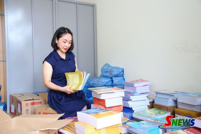 Trường Tiểu học, THCS, THPT Chu Văn An sắp xếp sách giáo khoa thành từng bộ trước khi bàn giao cho học sinh.