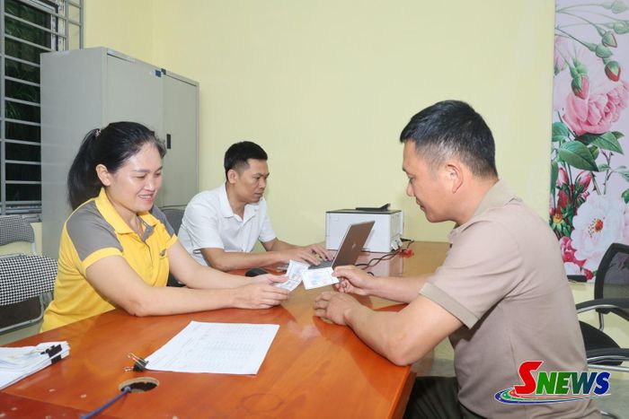 Người dân xã Mường Chiên nhận thẻ BHYT tại điểm Bưu điện - văn hóa xã Mường Chiên