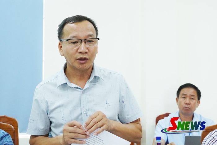 Ông Nguyễn Chí Phúc, Chủ tịch UBND xã Mường Hung, báo cáo tại cuộc làm việc.