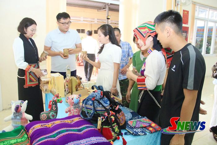 Các đại biểu tham quan sản phẩm quà tặng du lịch.