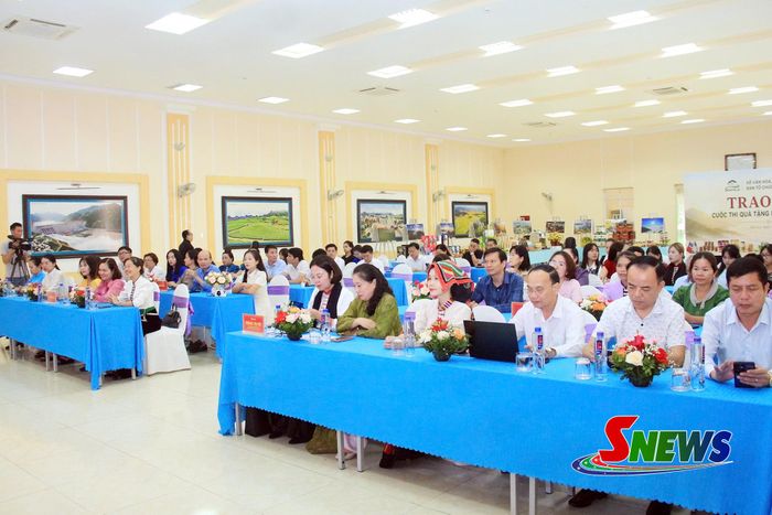 Các đại biểu dự lễ trao giải.