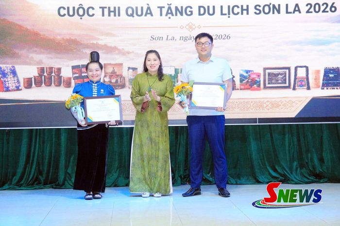 Ban tổ chức trao giải nhì cho các hợp tác xã.