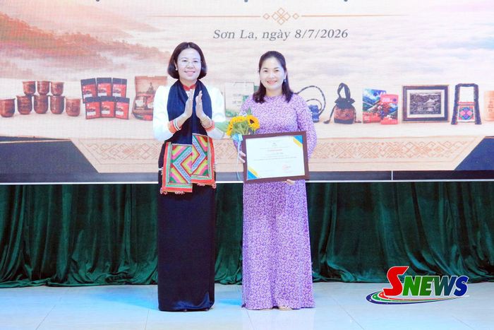 Lãnh đạo Sở Văn hóa, Thể thao và Du lịch trao giải nhất cho tác giả Điêu Thị Nhất.