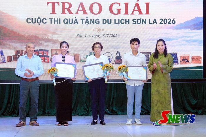 Các tác giả, nhóm tác giả đoạt giải ba cuộc thi.