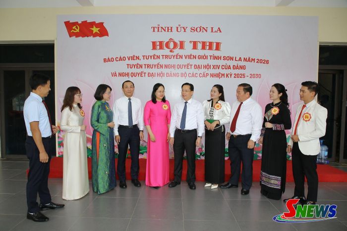 Các đồng chí lãnh đạo tỉnh trao đổi với các thí sinh tham gia hội thi.