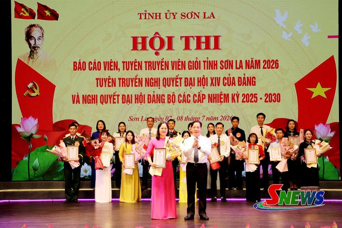 Đồng chí Bí thư Tỉnh ủy trao giải nhất cho thí sinh Cao Lệ Quyên, Đảng bộ xã Sông Mã.