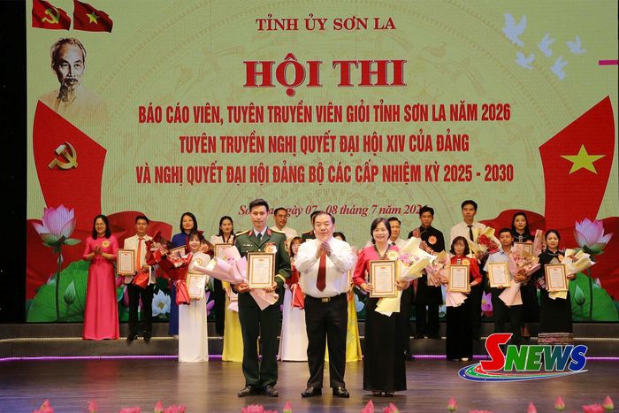 Đồng chí Phó Bí thư Tỉnh ủy trao giải nhì cho các thí sinh.