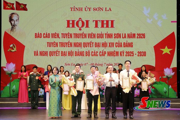 Các đồng chí lãnh đạo tỉnh trao giải ba cho các thí sinh tham gia hội thi.