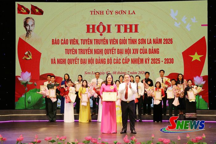 Đồng chí Phó Bí thư Tỉnh ủy trao Bằng khen của UBND tỉnh cho thí sinh đạt giải nhất hội thi.