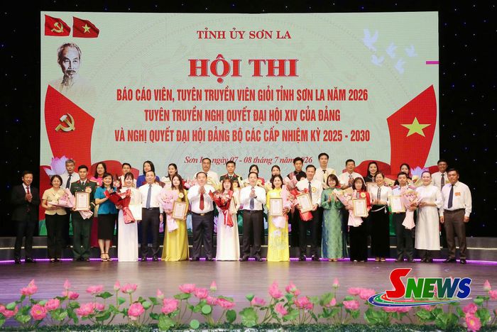 Các đồng chí lãnh đạo tỉnh chụp ảnh lưu niệm cùng các thí sinh.