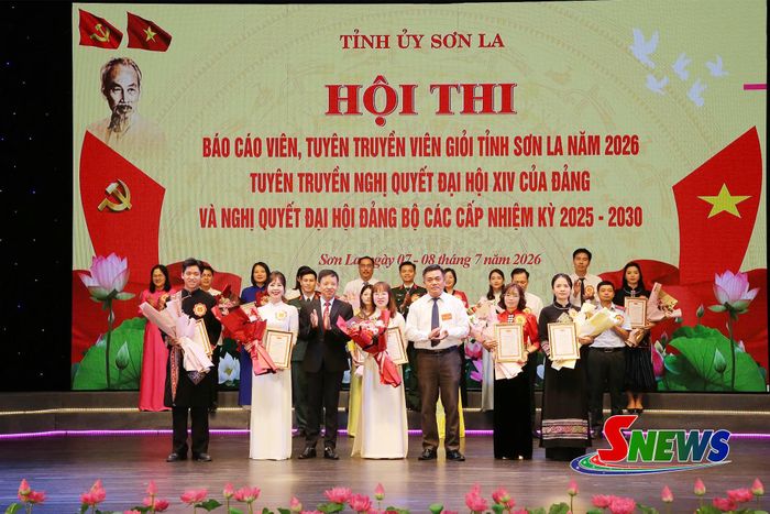 Ban tổ chức hội thi trao giải khuyến khích cho các thí sinh.