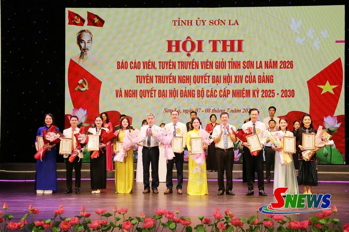 Ban tổ chức hội thi trao giải chuyên đề cho các thí sinh.