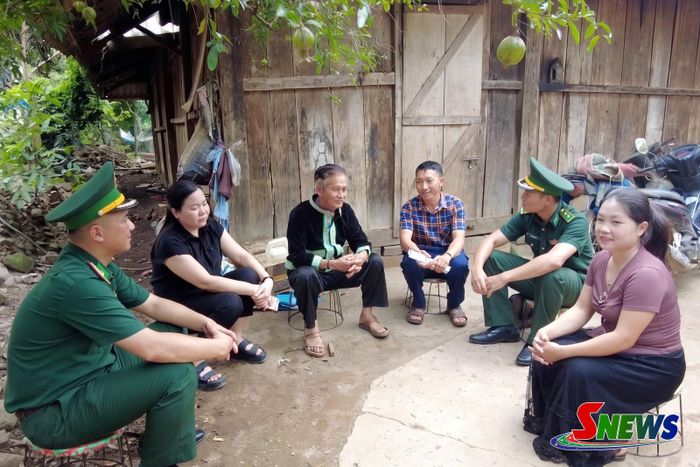 Ông Giàng Chợ Sộng cùng cán bộ, chiến sỹ Đồn Biên phòng Mường Lạn tuyên truyền, vận động bà con chấp hành pháp luật của Nhà nước.