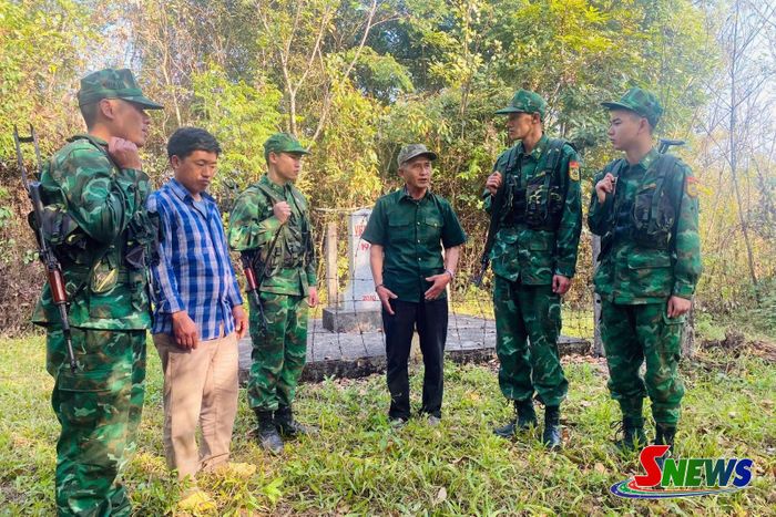 Ông Giàng Chợ Sộng cùng cán bộ, chiến sĩ Đồn Biên phòng Mường Lạn tuần tra bảo vệ đường biên, cột mốc.