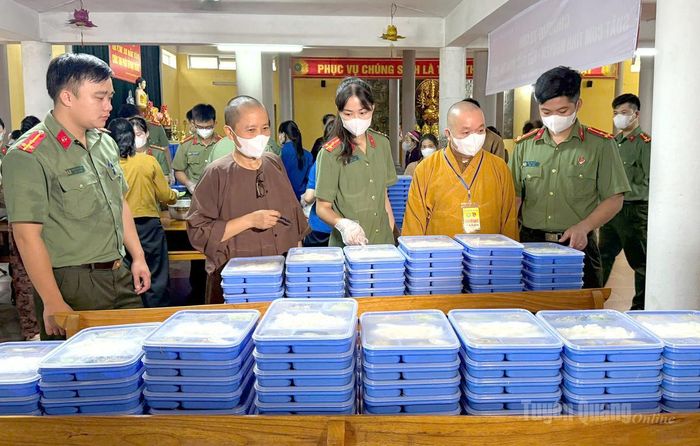 Thượng tọa Thích Thanh Phúc kiểm tra những suất ăn tại chương trình Tiếp sức mùa thi.