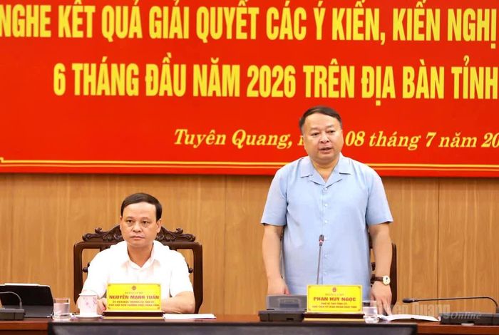 Chủ tịch UBND tỉnh Phan Huy Ngọc phát biểu kết luận hội nghị.