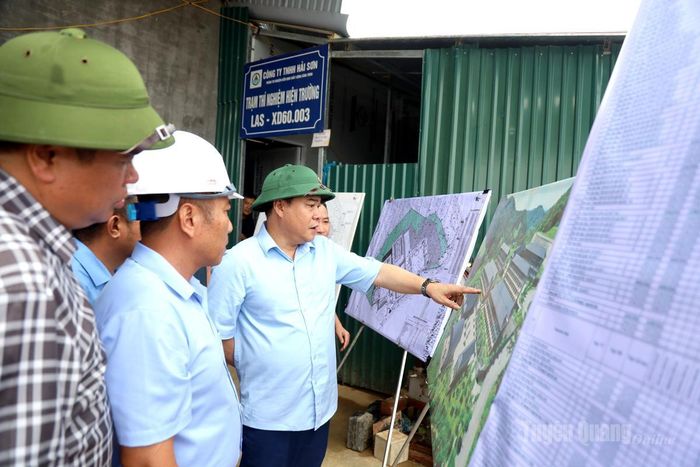 Phó Chủ tịch UBND tỉnh Hoàng Gia Long kiểm tra tiến độ thi công các hạng mục trên bản đồ mặt bằng tổng thể dự án Trường Phổ thông nội trú liên cấp Xín Mần.