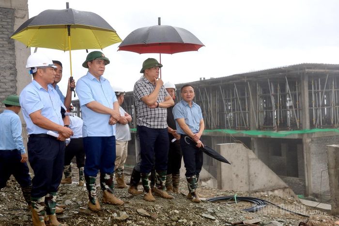 Phó Chủ tịch UBND tỉnh Hoàng Gia Long kiểm tra tại dự án Trường Phổ thông nội trú liên cấp Xín Mần.