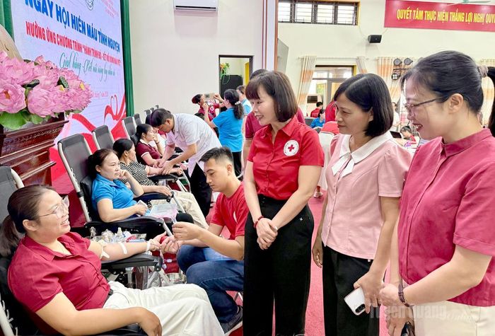 Lãnh đạo Hội CTĐ tỉnh động viên cán bộ, công chức, viên chức người lao động xã Sơn Dương hiến máu tại Ngày hội.