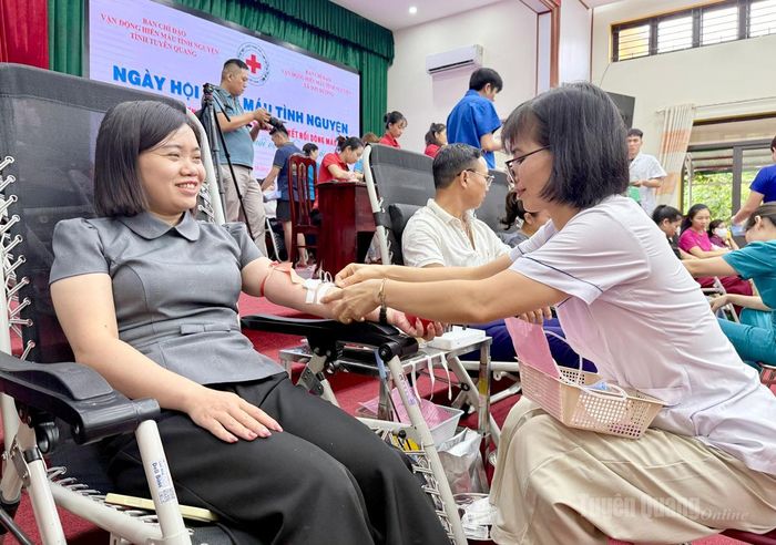 Cán bộ, công chức, viên chức, người lao động và nhân dân xã Sơn Dương tham gia Ngày hội hiến máu.