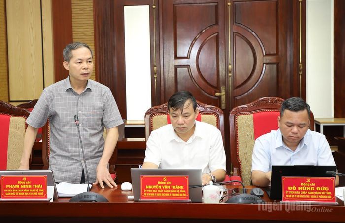 Giám đốc Sở Khoa học và Công nghệ Phạm Ninh Thái thảo luận tại hội nghị.