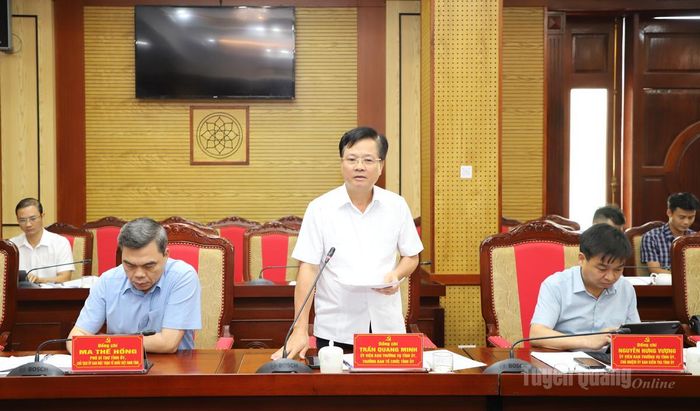 Trưởng Ban Tổ chức Tỉnh ủy Trần Quang Minh thảo luận tại hội nghị.
