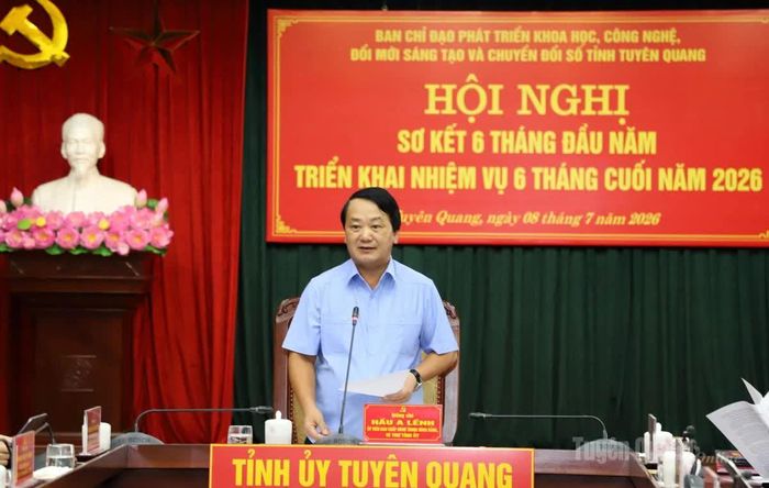 Bí thư Tỉnh ủy Hầu A Lềnh phát biểu kết luận hội nghị.