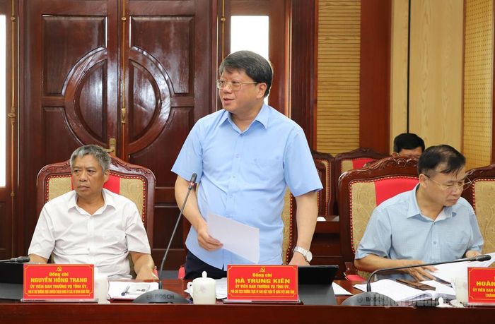 Phó Chủ tịch Thường trực Ủy ban MTTQ tỉnh Hà Trung Kiên thảo luận tại hội nghị.