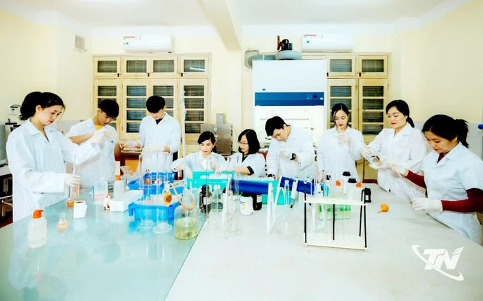 Đại học Thái Nguyên giữ vai trò là một trong những trung tâm đào tạo, nghiên cứu khoa học và chuyển giao công nghệ của cả nước. Trong ảnh: Sinh viên Trường Đại học Khoa học thực hành trong phòng thí nghiệm.