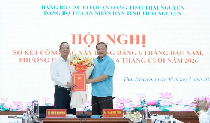 Đồng chí Hoàng Anh Trung (bên phải) trao Quyết định chuẩn y Bí thư Đảng ủy TAND tỉnh cho đồng chí Nguyễn Minh Hùng, Chánh án TAND tỉnh.