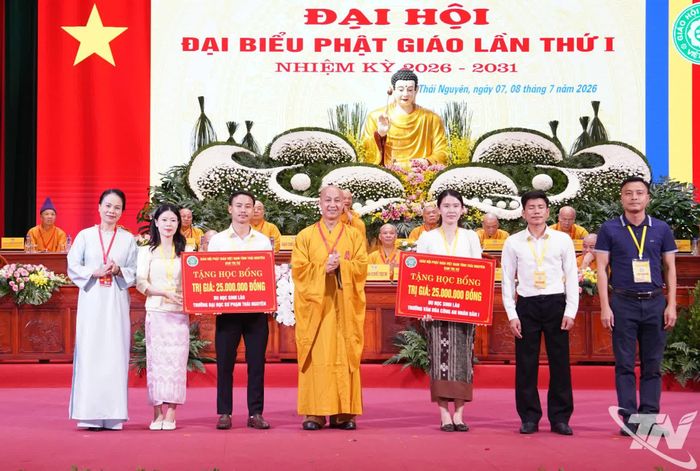 Đại diện Ban Trị sự GHPGVN tỉnh trao tặng 50 suất học bổng cho các lưu học sinh Lào đang học tập tại Thái Nguyên.