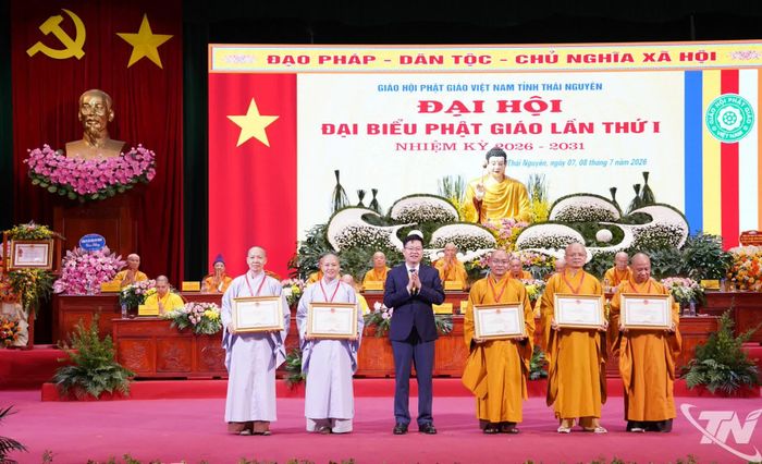Đồng chí Phó Bí thư Tỉnh ủy, Chủ tịch Ủy ban MTTQ tỉnh Đinh Quang Tuyên trao Bằng khen của Chủ tịch UBND tỉnh Thái Nguyên tặng các tập thể có thành tích xuất sắc trong hoạt động Phật sự.