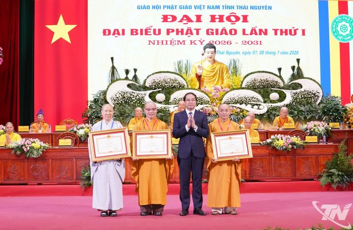 Đồng chí Bí thư Tỉnh ủy trao Bằng khen của Thủ tướng Chính phủ tặng các cá nhân có thành tích xuất sắc trong công tác Phật sự và an sinh xã hội.