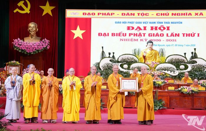 Lãnh đạo Trung ương Giáo hội Phật giáo Việt Nam trao Bằng tuyên dương công đức cho Giáo hội Phật giáo tỉnh Thái Nguyên.