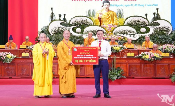 Đại diện Ban Trị sự GHPGVN tỉnh Thái Nguyên trao 3 tỷ đồng hỗ trợ Quỹ xây dựng nhà Đại đoàn kết của tỉnh.