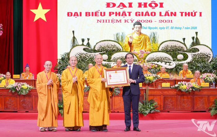 Thừa ủy quyền của Chủ tịch nước, đồng chí Bí thư Tỉnh ủy Trịnh Xuân Trường trao Huân chương Lao động hạng Nhì tặng Giáo hội Phật giáo tỉnh Thái Nguyên.