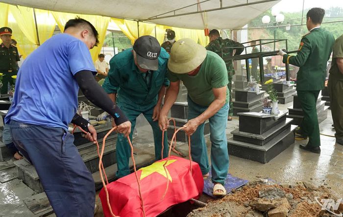 Sau khi hoàn tất việc lấy mẫu giám định, tiểu sành chứa hài cốt liệt sĩ được lực lượng chức năng đưa trở lại phần mộ. 
