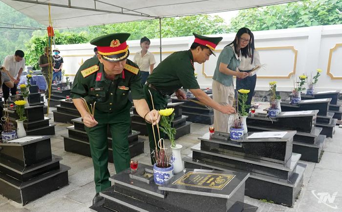 Dâng hương tưởng niệm các Anh hùng liệt sĩ tại Nghĩa trang Yên Đổ.