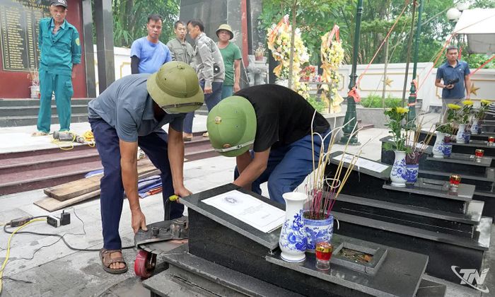Lực lượng thi công cẩn trọng cắt mở nắp phần mộ bằng thiết bị chuyên dụng.