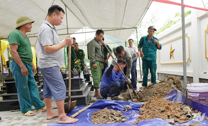 Quá trình đào lớp đất sâu được thực hiện thủ công, tỉ mỉ dưới sự giám sát chặt chẽ của các thành viên Ban Chỉ đạo tìm kiếm, quy tập và xác định danh tính hài cốt liệt sĩ tỉnh Thái Nguyên.