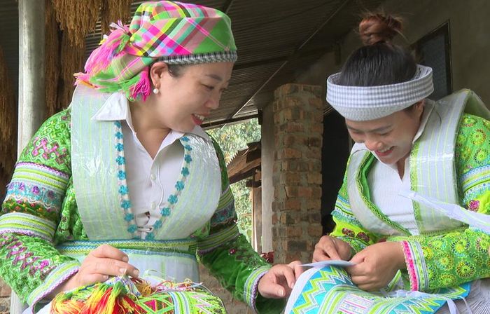 Chị Hoàng Thị Hoa (bên trái) hướng dẫn phụ nữ trẻ trong thôn Nà Nghè, xã Cao Minh làm quả pao truyền thống.