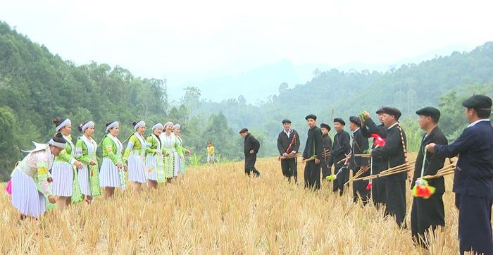 Những quả pao nhiều màu sắc kết nối trai gái người Mông trong các lễ hội xuân vùng cao.