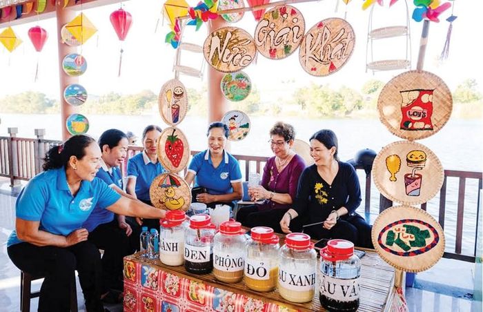 Không gian ẩm thực tại lễ hội “Ký ức tuổi thơ trong lòng phố cổ” thu hút người dân, du khách.