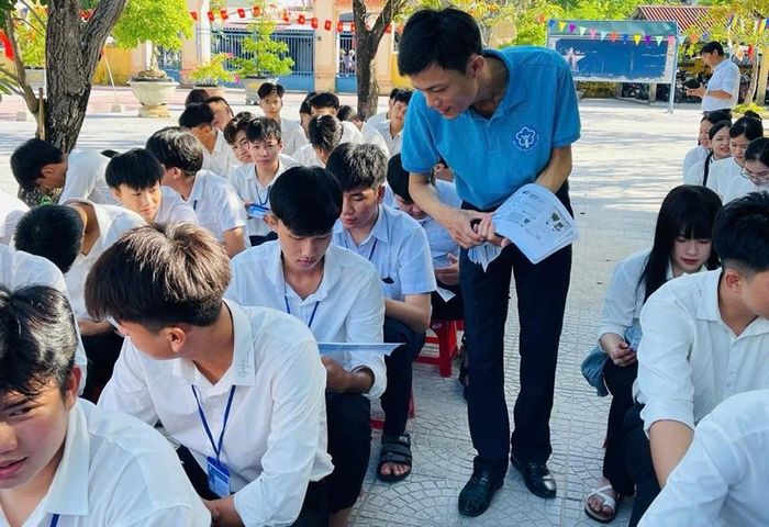 Tư vấn bảo hiểm y tế cho học sinh, sinh viên. Ảnh: NQ