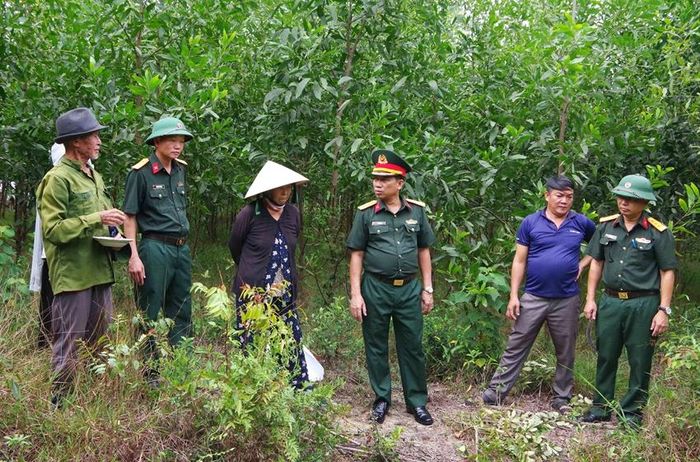 Đại tá Hà Văn Ái tìm hiểu, nắm thông tin từ các nhân chứng tại hiện trường. Ảnh: QUANG ĐẠO