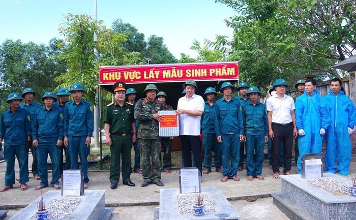Phó Chủ tịch UBND thành phố Nguyễn Văn Mạnh tặng quà, động viên lực lượng làm niệm vụ